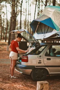 Une femme regarde dans son coffre avec la foret en fong. Photo prise par Soraya Salomé Ruiz